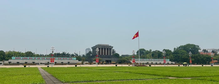 Quảng Trường Ba Đình is one of Địa điểm phải tới khi ở Hà Nội.