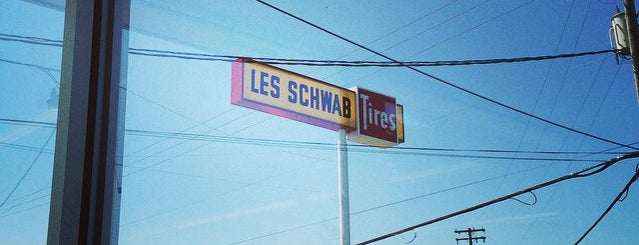 Les Schwab Tire Center is one of Locais curtidos por Seth.