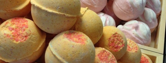 LUSH 50th & France is one of DDMcsnatchさんのお気に入りスポット.