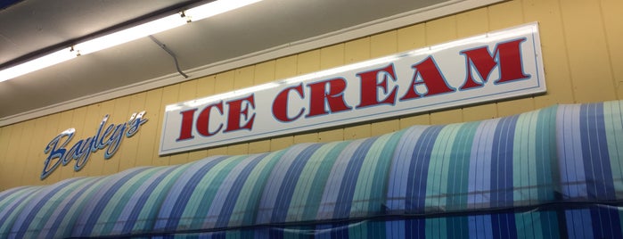 Bayleys Ice Cream is one of Tempat yang Disukai Andrew.