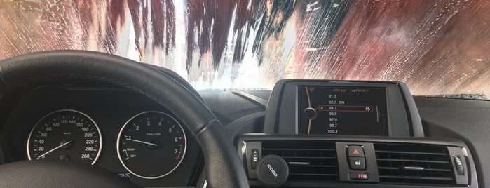 Auto Advance - Car wash Juriquilla is one of สถานที่ที่ Daniel ถูกใจ.