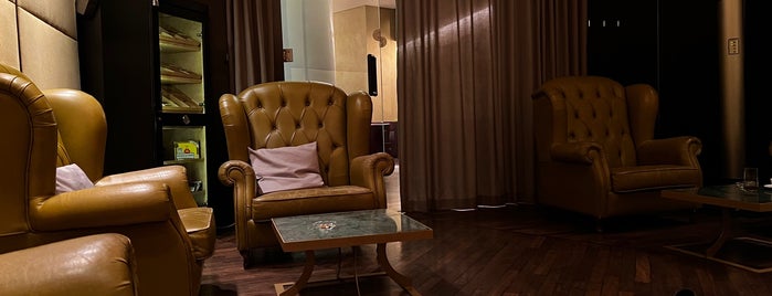 Grand Hyatt Club Lounge is one of World traveler eating.