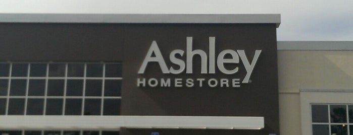 Ashley HomeStore is one of Orte, die Bayana gefallen.
