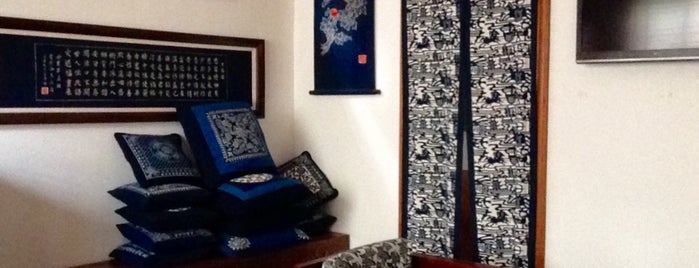 Nankeen Blue Fabric Handprint Gallery is one of Orte, die Ciro gefallen.