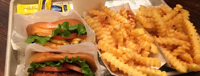 Shake Shack is one of Lieux qui ont plu à MarLlo's.