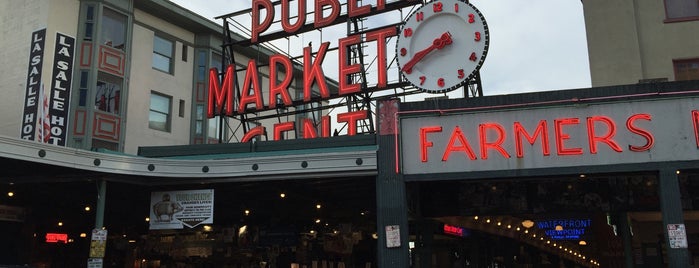 Pike Place Market is one of Tempat yang Disukai Jan.