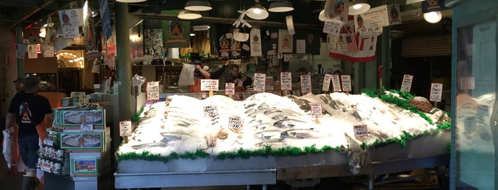 Pike Place Fish Market is one of Jan'ın Beğendiği Mekanlar.