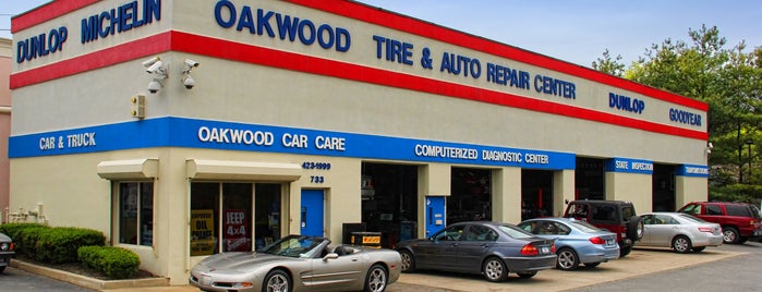 Oakwood Car Care & Tire Center is one of สถานที่ที่ John ถูกใจ.