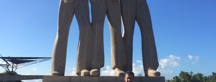 Monumento Nacional aos Mortos da II Guerra Mundial is one of Lieux qui ont plu à Karina.