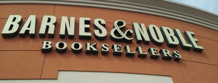 Barnes & Noble is one of Locais curtidos por Mujdat.