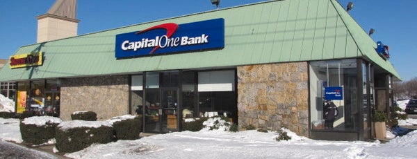 Capital One Bank is one of Zachary'ın Beğendiği Mekanlar.