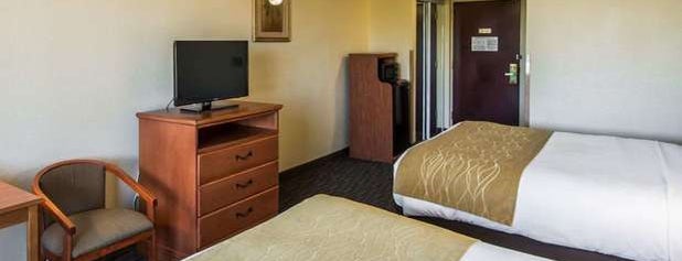 Comfort Inn & Suites is one of Tempat yang Disukai Theo.