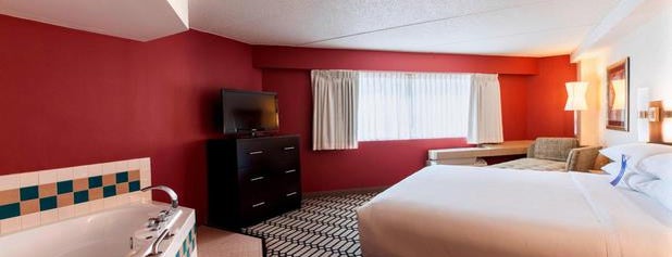 Delta Hotels by Marriott Fargo is one of Tempat yang Disukai Joe.
