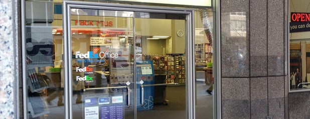 FedEx Office Print & Ship Center is one of Tempat yang Disukai Ashley.