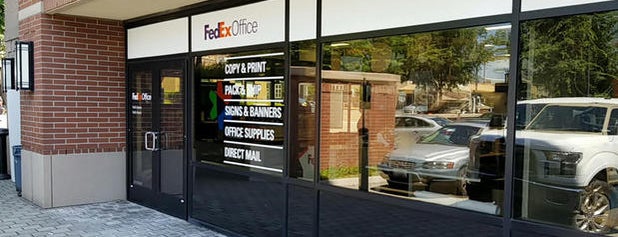 FedEx Office Print & Ship Center is one of Lieux qui ont plu à Andie.