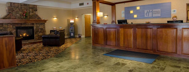 Holiday Inn Express is one of Posti che sono piaciuti a Michael.