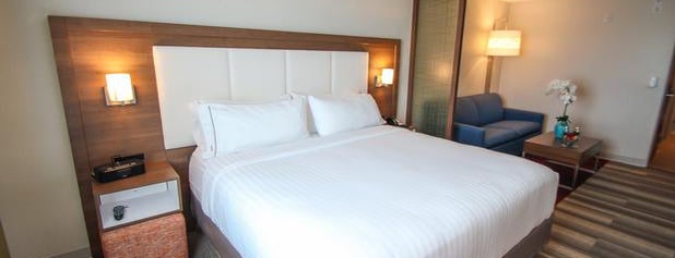 Holiday Inn Express & Suites Miami Arpt And Intermodal Area is one of สถานที่ที่ Del ถูกใจ.