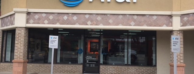 AT&T Store is one of Tempat yang Disukai Adam.