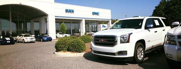 Phillips Buick GMC is one of Lugares favoritos de Lizzie.