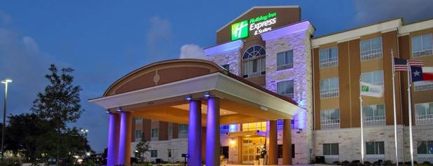Holiday Inn Express & Suites Houston East - Baytown is one of Lizzie'nin Beğendiği Mekanlar.