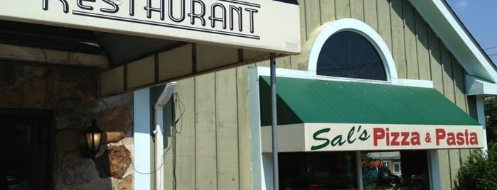 Sal's Pizza & Pasta is one of Lugares favoritos de Joshua.