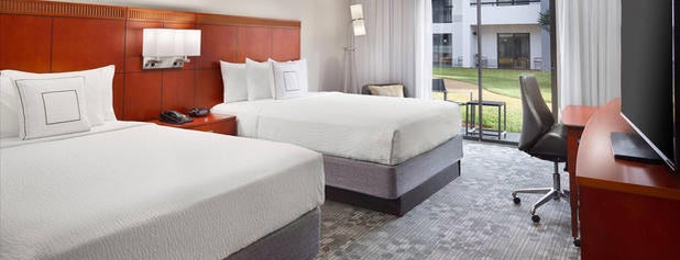 Courtyard by Marriott Atlanta Airport South/Sullivan Road is one of Locais curtidos por Eric.