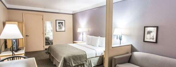 Clarion Suites Maingate is one of Posti che sono piaciuti a Rebeca.