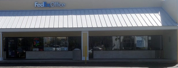 FedEx Office Print & Ship Center is one of Locais curtidos por Robin.