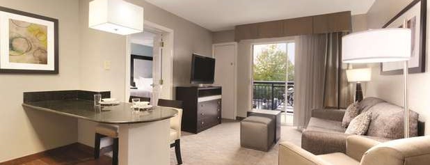 Homewood Suites by Hilton is one of Locais curtidos por Brad.