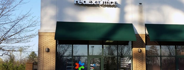 FedEx Office Print & Ship Center is one of Lugares favoritos de Harry.