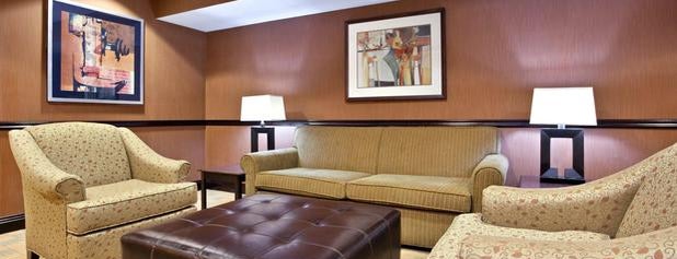 Holiday Inn Express Cincinnati West is one of สถานที่ที่ Al ถูกใจ.