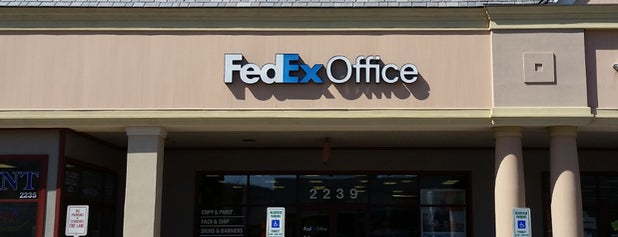 FedEx Office Print & Ship Center is one of Tempat yang Disukai Terri.