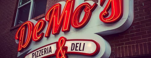 DeMo's Pizzeria & Deli is one of Lugares favoritos de 🐥Evan.