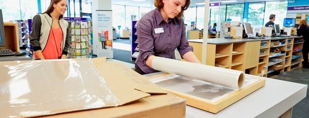 FedEx Office Print & Ship Center is one of Tempat yang Disukai Sangria.