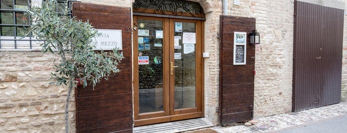 Alla Via di Mezzo da Giorgione is one of Lieux qui ont plu à Vito.