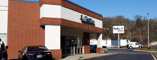 FedEx Office Print & Ship Center is one of สถานที่ที่ Kyle ถูกใจ.