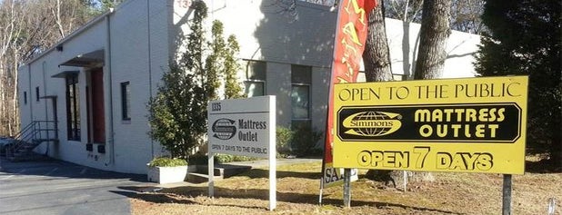 Simmons Mattress Outlet is one of Kristin'in Beğendiği Mekanlar.