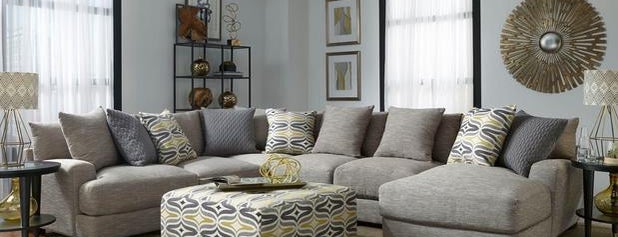 Home Furniture Warehouse is one of Lugares favoritos de Louis J..