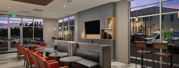 Holiday Inn Express & Suites Portland Airport is one of Locais curtidos por Rex.