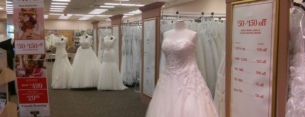 David's Bridal is one of Andreさんのお気に入りスポット.