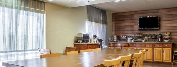 Comfort Inn & Suites Near Kino Sports Complex is one of Locais curtidos por Paula.