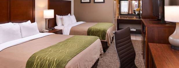 Comfort Inn & Suites is one of Tempat yang Disukai Abi.