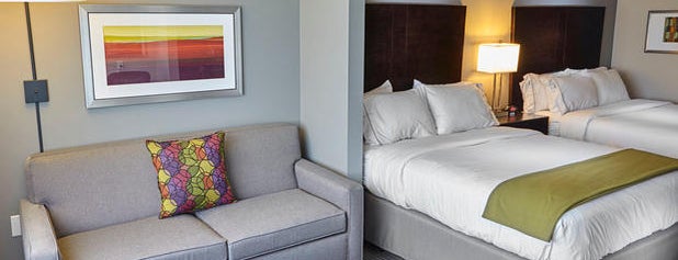 Holiday Inn Express & Suites is one of Locais curtidos por Joanna.