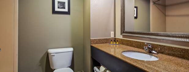 Best Western Plus Midwest City Inn & Suites is one of Lieux qui ont plu à Monty.