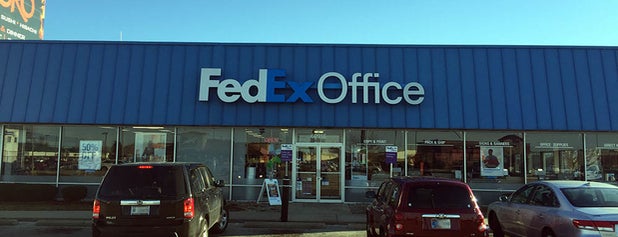 FedEx Office Print & Ship Center is one of Posti che sono piaciuti a Bob.