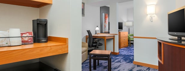 Fairfield Inn & Suites Mahwah is one of สถานที่ที่ Michael ถูกใจ.