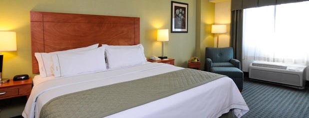 Holiday Inn Express & Suites is one of Locais curtidos por Ligia.