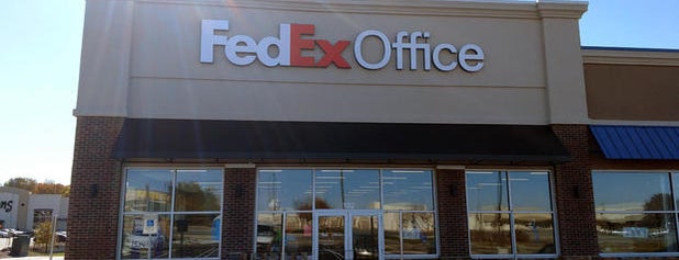 FedEx Office Print & Ship Center is one of Locais curtidos por Ramel.
