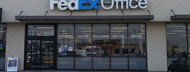 FedEx Office Print & Ship Center is one of Posti che sono piaciuti a Stephanie.