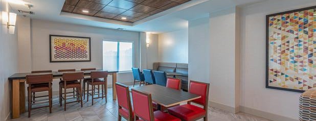 Holiday Inn Hotel & Suites Asheville Downtown is one of Locais curtidos por Chia.